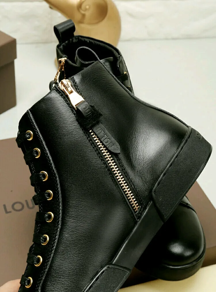Factory price: 440💰 LV’s new men’s boots are on the market, the Korean version has a zipper design on the inside! The latest color combination in the L classic series! Original 1:1 exclusive molded custom model👍👍👍Simple and generous, super versatile, comfortable and highly fitting, exclusive🚇️Upper: imported top-quality fine cowhide fabric, lining: custom soft sheepskin, high-density rubber outsole🏆🏆🏆Welcome all sellers to sell in the picture above, one piece can be shipped on behalf of the customer, code number 38-44 (45 code can be customized)